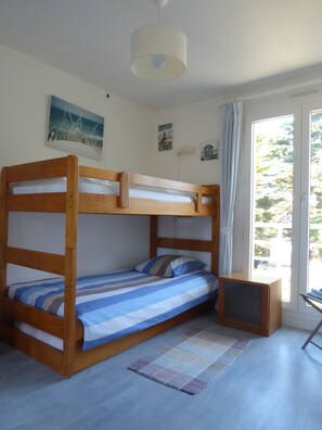 2 bedrooms, iron/ironing board, free WiFi, wheelchair access