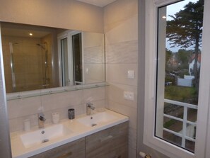 Bruser, hårtørrer, Toiletpapir