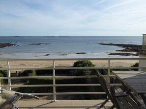 Outdoor dining - 3 room apartment with direct access to Bonne Source beach (Pornichet)