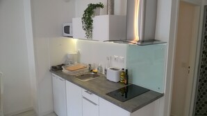 Kaffetrakter/tekoker, kjøleskap, mikrobølgeovn og kokeplater