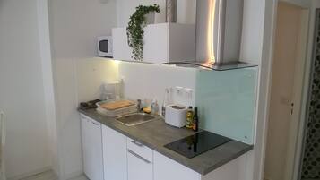 Réfrigérateur, micro-ondes, plaque de cuisson, cafetiÚre/bouilloire