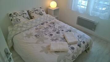 1 chambre, fer et planche Ă repasser, Wi-Fi gratuit, draps fournis