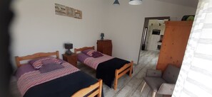 2 makuuhuonetta, silitysrauta/-lauta, vauvan matkasänky, internet