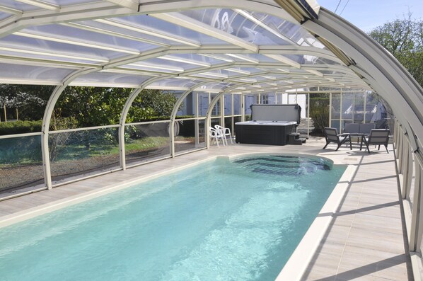 Indoor pool, outdoor pool - HOUSE 4 PERS + SPA + HEATED POOL CALM & REST IN MARAIS POITEVIN VENDEE (Liez)