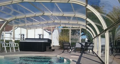 CASA GÎTE 4 PERSONAS, TRANQUILA, PISCINA + SPA CUBIERTAS, MARAIS POITEVIN VENDÉE SUR