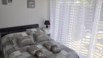 2 室のベッドルーム、アイロン / アイロン台、旅行用ベビーベッド、インターネット