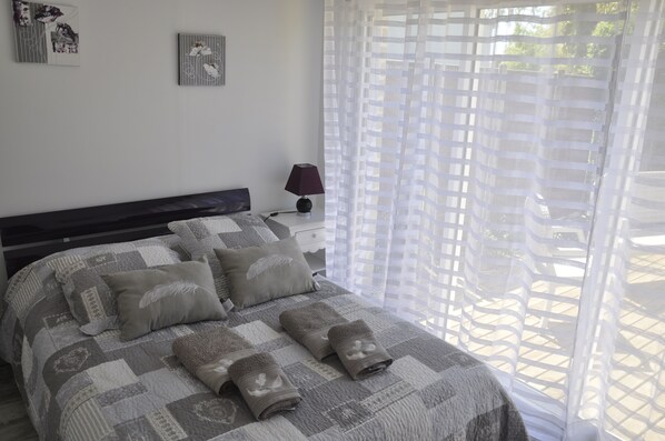 2 bedrooms, iron/ironing board, travel cot, Internet