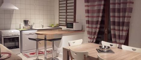 Een koelkast, een microgolfoven, een oven, een vaatwasser