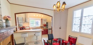 Dining tables, kitchen islands