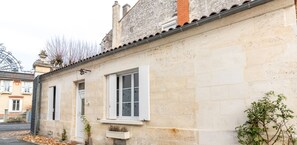 Exterior detail - Large atypical charming house entirely renovated. (Jonzac)