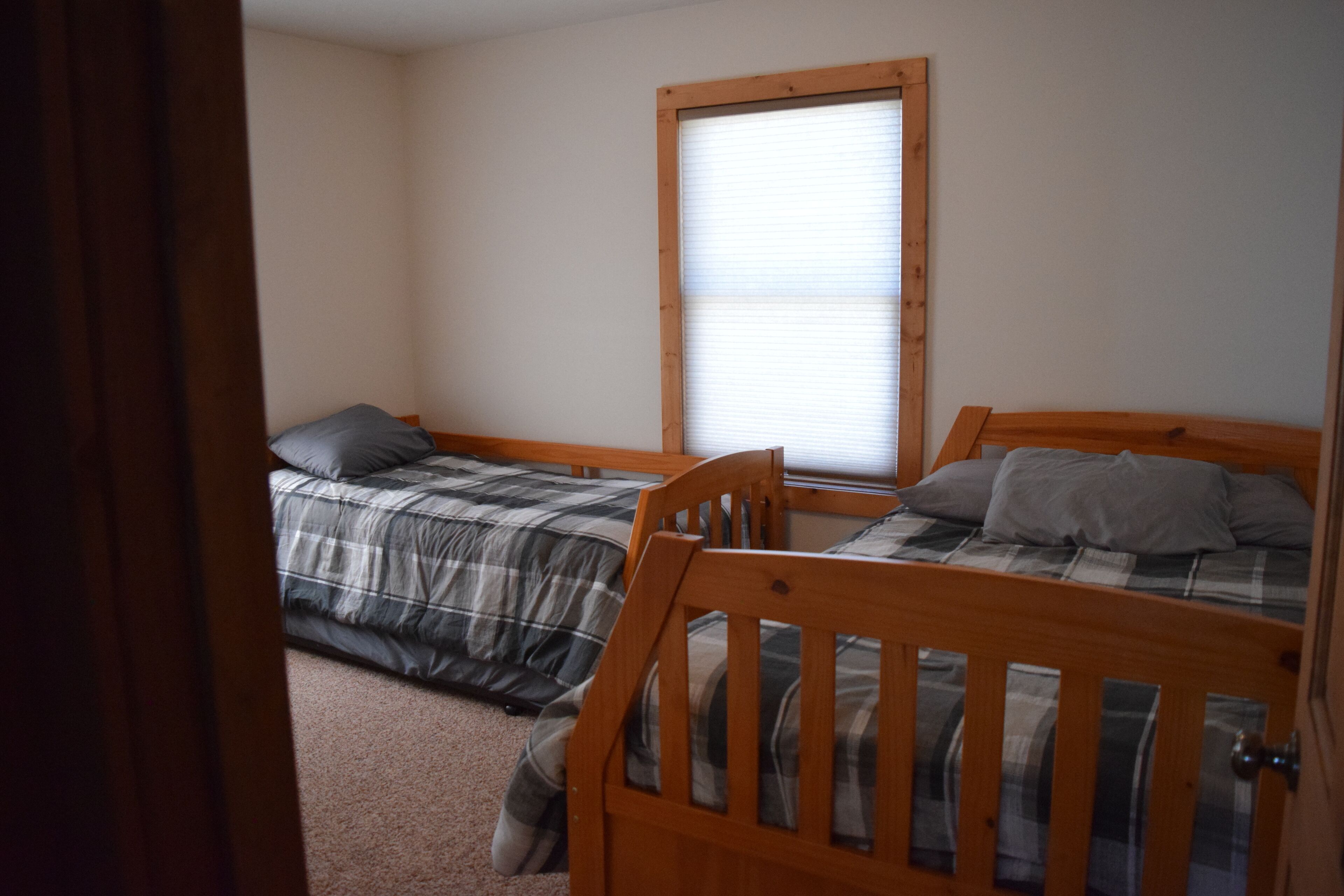 3 室のベッドルーム、WiFi (無料)、ベッドシーツ