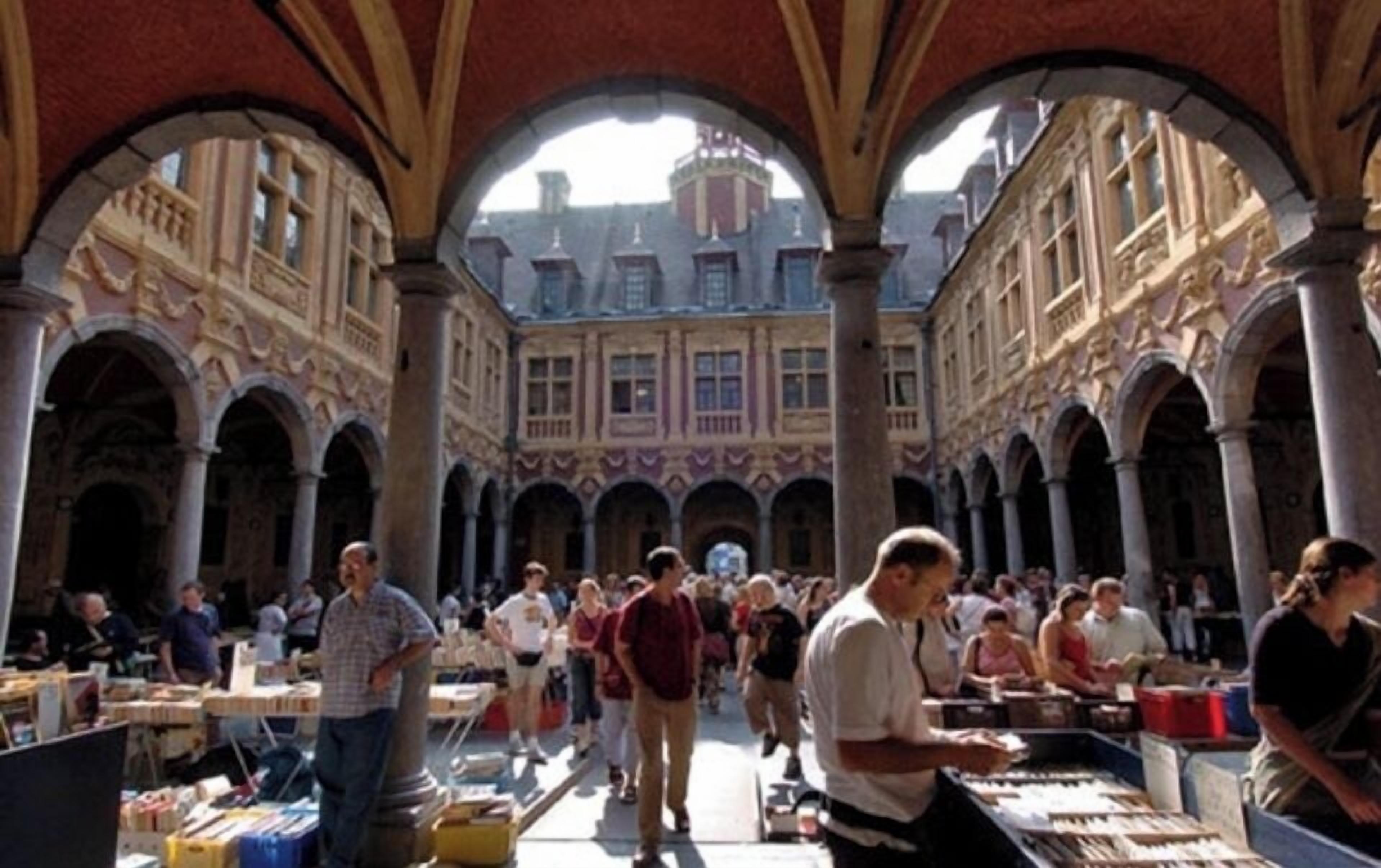 Ein überdachter Markt mit Bögen und einem zentralen Innenhof.