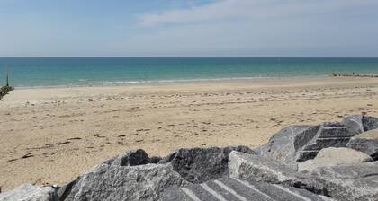 Gßte entouré de verdure avec véranda lumineuse