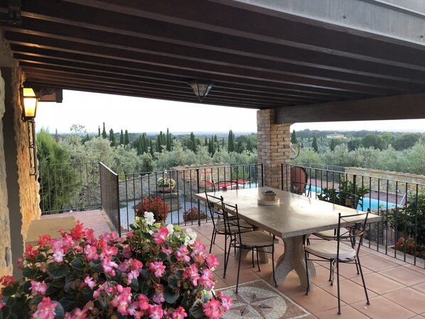 Outdoor dining - Luxury house with a stunning view and  pool (casale Marittimo)