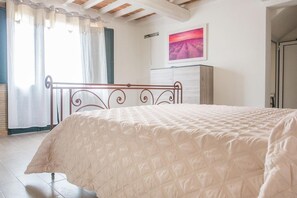 3 bedrooms, in-room safe, iron/ironing board, free WiFi