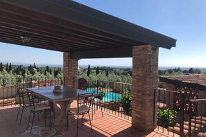 Outdoor dining - Luxury house with a stunning view and  pool (casale Marittimo)