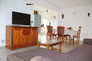 Téléviseur, livres, bureau