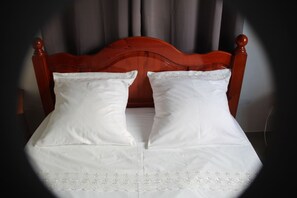 2 chambres, bureau, fer et planche à repasser, lit de bébé portatif