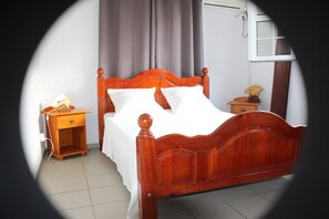 2 bedrooms, desk, iron/ironing board, travel crib