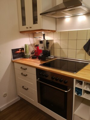 Køleskab, mikrobølgeovn, ovn, kogeplade