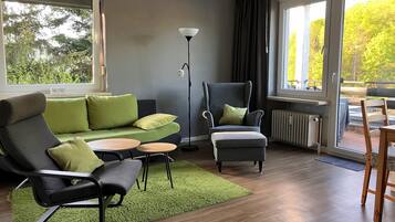 Fernseher, DVD-Player, Bücher, Musikbibliothek