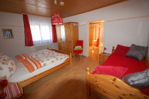 5 Schlafzimmer, Reisekinderbett, kostenloses WLAN, Bettwäsche