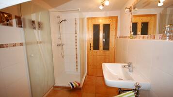 Dusche, Haartrockner, Handtücher, Toilettenpapier