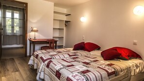 5 Schlafzimmer, Schreibtisch, Bügeleisen/Bügelbrett, kostenloses WLAN