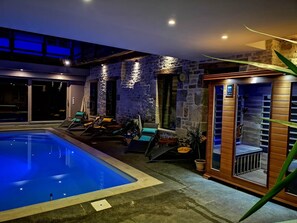 Innendørsbasseng og et oppvarmet basseng