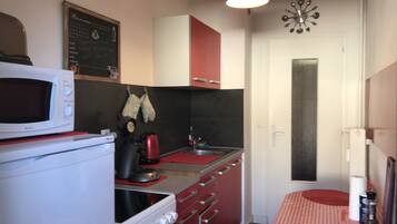 Réfrigérateur, micro-ondes, four, plaque de cuisson