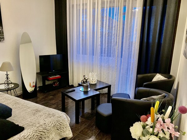 1 bedroom, iron/ironing board, WiFi, bed sheets - beautiful T1 30 m2, gated, near downtown, private parking. Wireless (Thonon-Les-Bains)