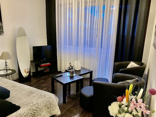 schöne T1 30 m2, gated, in der Nähe der Innenstadt, einen privaten Parkplatz. Wi-Fi