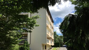 A multi-story building with balconies, surrounded by trees and a clear sky. - beautiful T1 30 m2, gated, near downtown, private parking. Wireless (Thonon-Les-Bains)