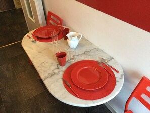 Dining - beautiful T1 30 m2, gated, near downtown, private parking. Wireless (Thonon-Les-Bains)