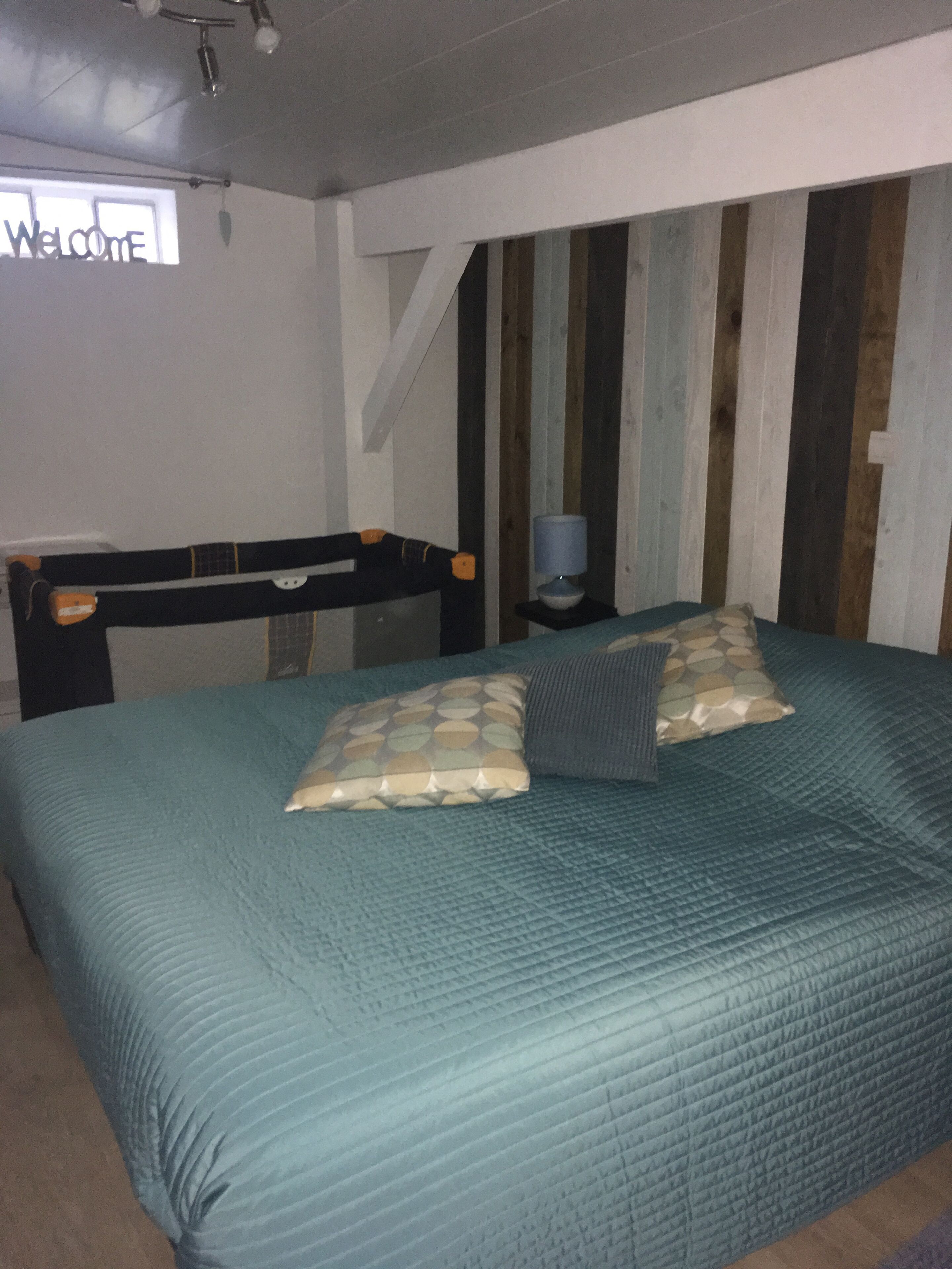 Chambre parentale avec lit bébé 