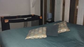 Chambre parentale avec lit bébé