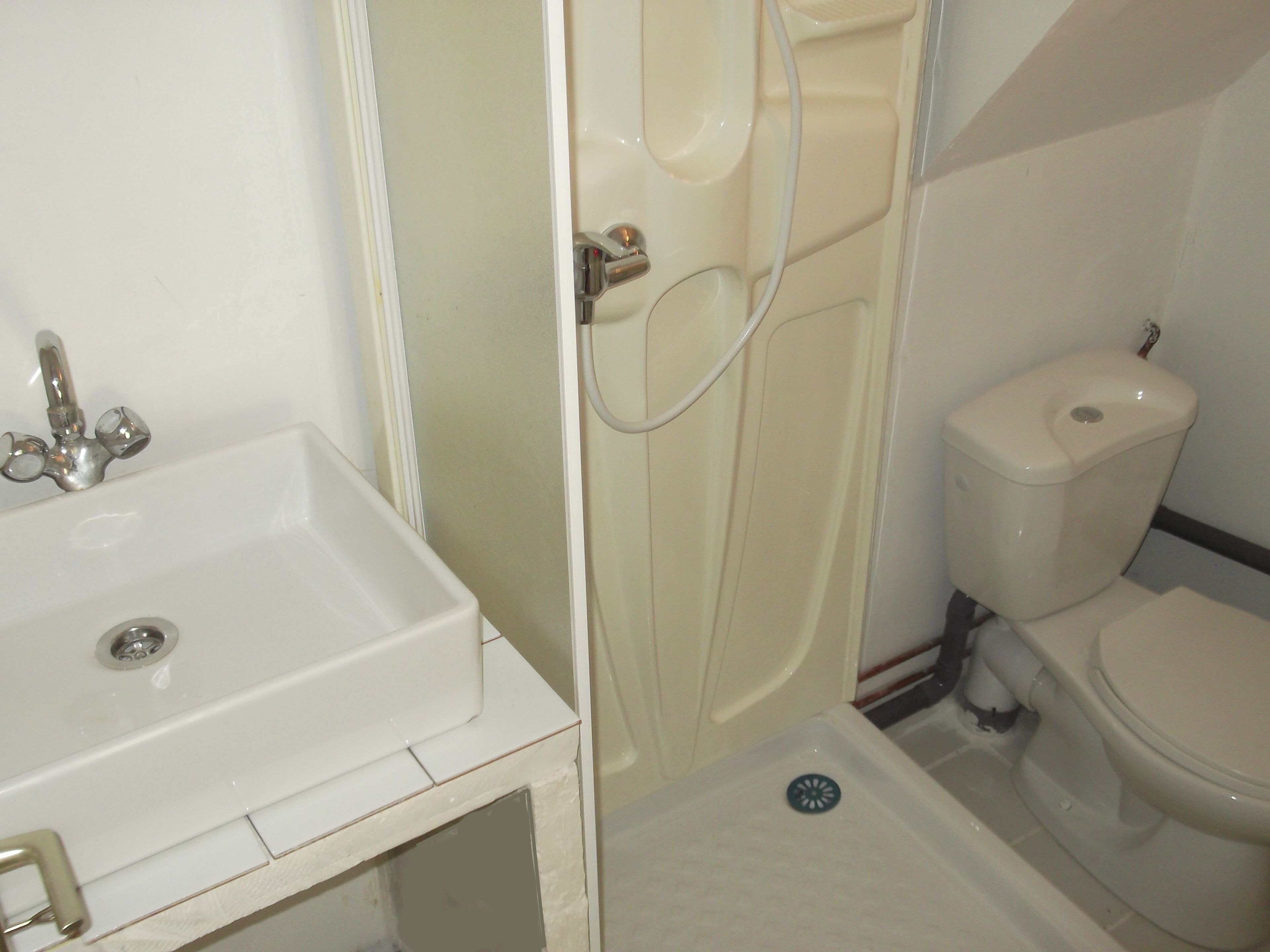 Douche, sèche-cheveux, savon, papier toilette