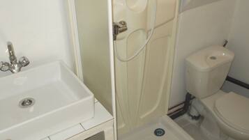 Douche, sĂšche-cheveux, savon, papier toilette