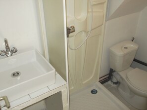 Regadera, secadora de cabello, jabón, papel de baño 