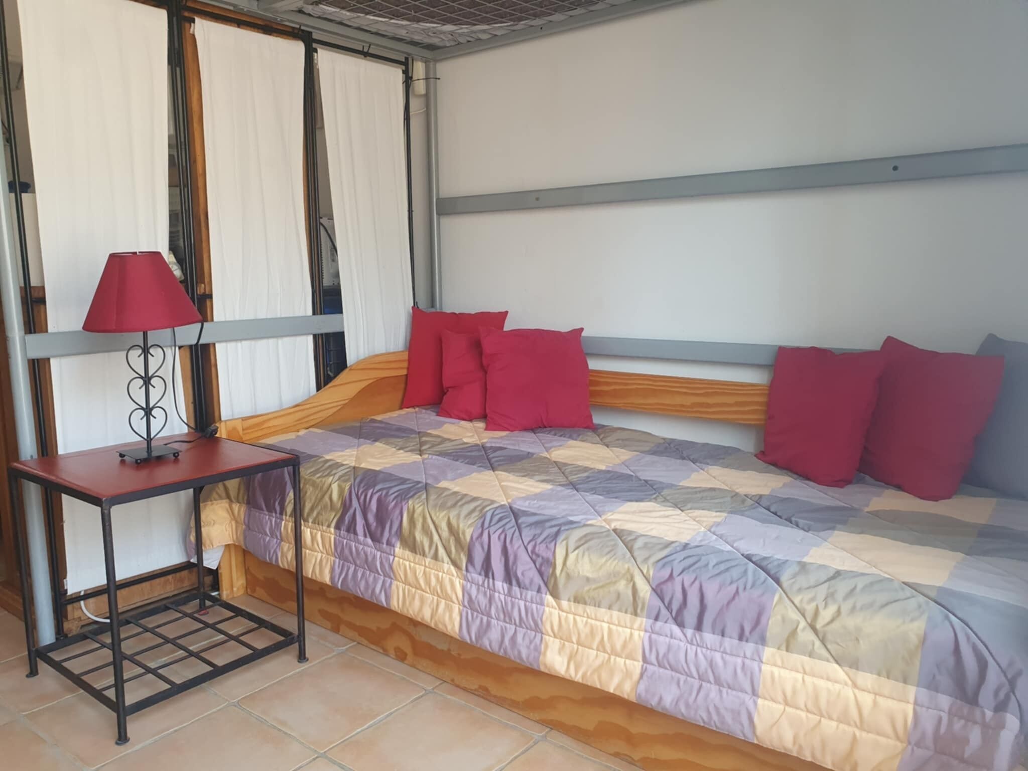 1 dormitorio, tabla de planchar con plancha, ropa de cama