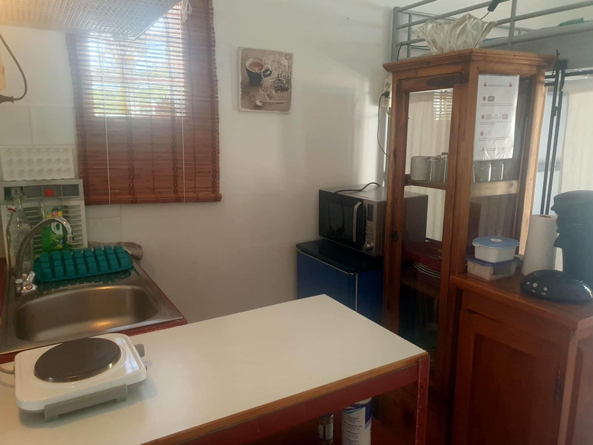 Køleskab, mikrobølgeovn, kogeplade, kaffe-/temaskine