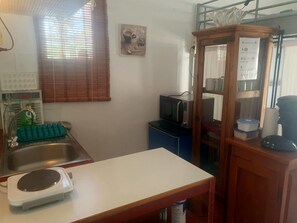 Een koelkast, een microgolfoven, een kookplaat