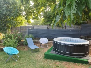 Tina de hidromasaje al aire libre