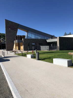 المنطقة المحيطة بالمنشأة