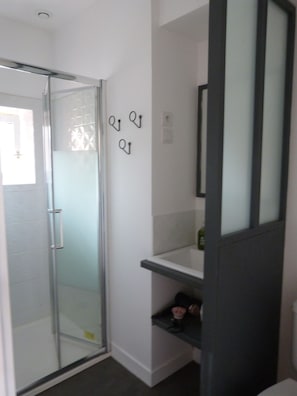 Dusche, Haartrockner, Seife, Toilettenpapier