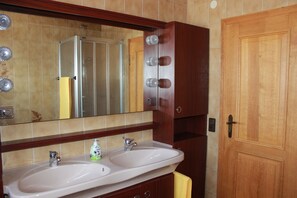 Badewanne, Haartrockner, Handtücher, Seife