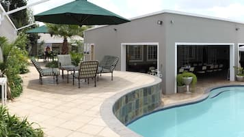 Outdoor pool, pool umbrellas, sun loungers