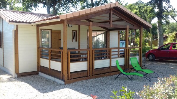 Property grounds - AZUR: Chalet in residential park in the heart of a pine forest, near beaches and golf. (Azur)
