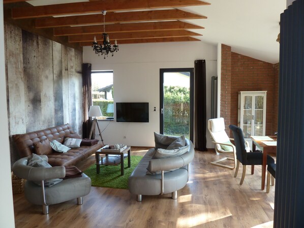 Televisión y chimenea 