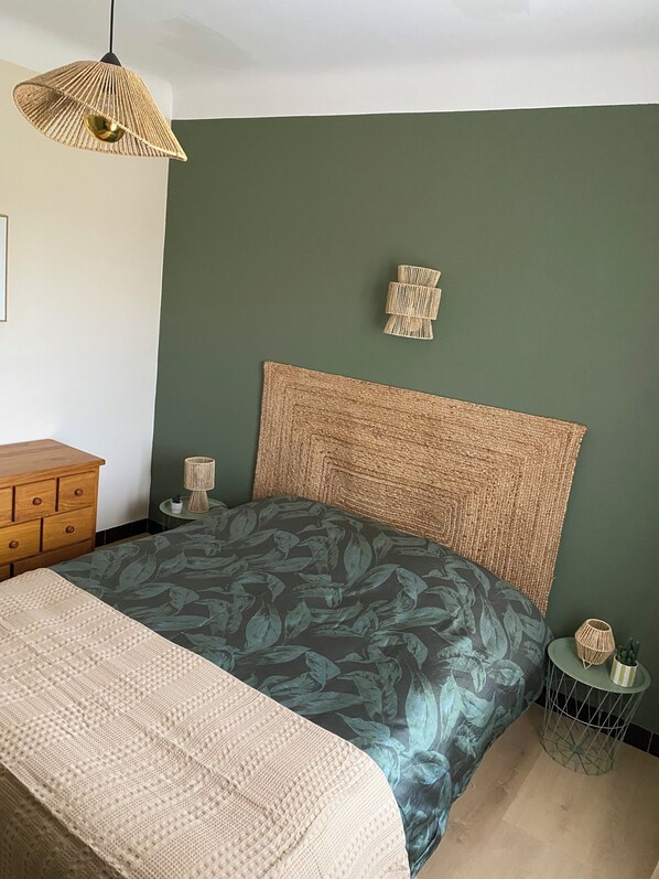 2 habitaciones, tabla de planchar con plancha, cuna de viaje y wifi 
